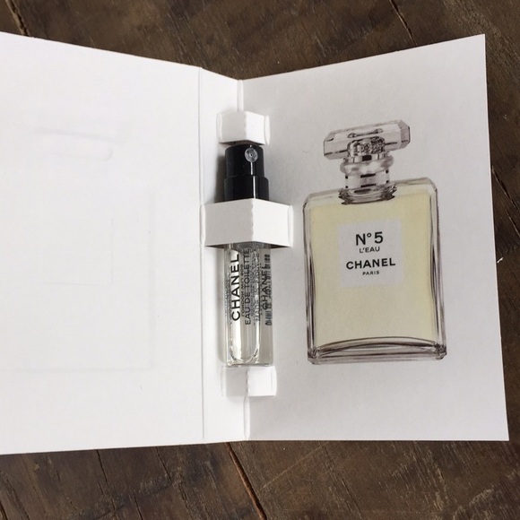 New Chanel No. 5 Eau De Toilette spray 1.5ml - Picture 2 of 3